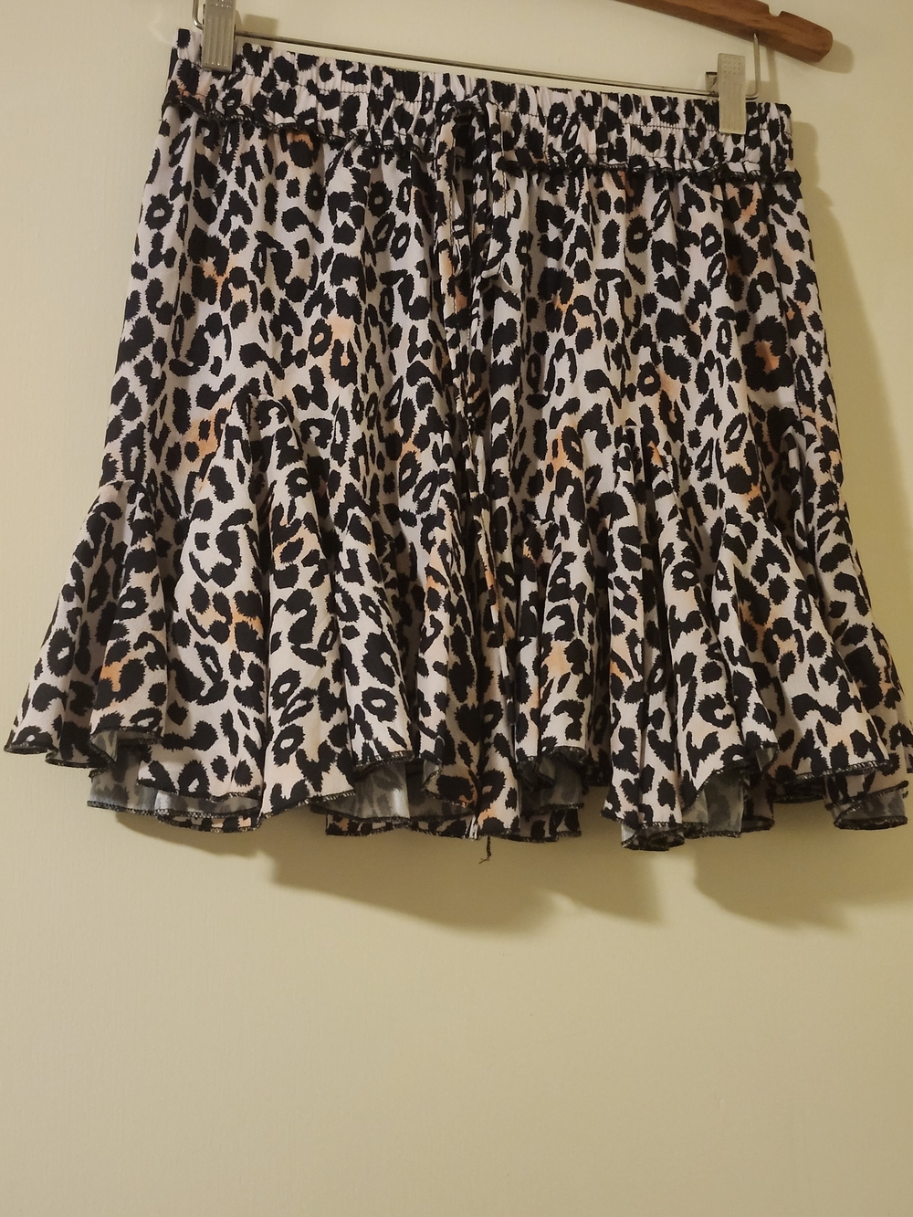 Ruffled Whimsical Leopard-Print Flirty Skater Skirt in Black & Tan L